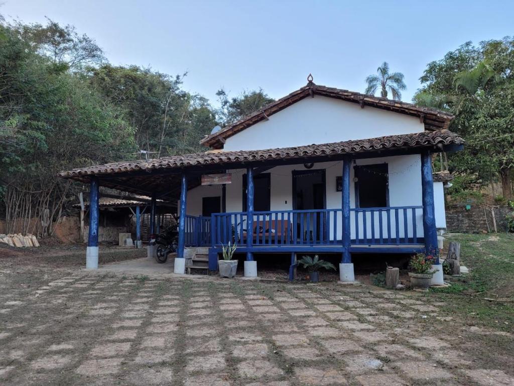 a small house with a blue and white at Sítio das Valquírias in Taquaraçu