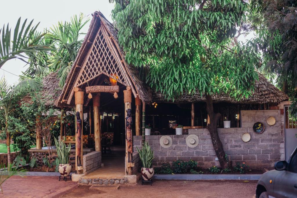 un pequeño edificio con techo en Kilimanjaro Scenic Lodge, en Moshi