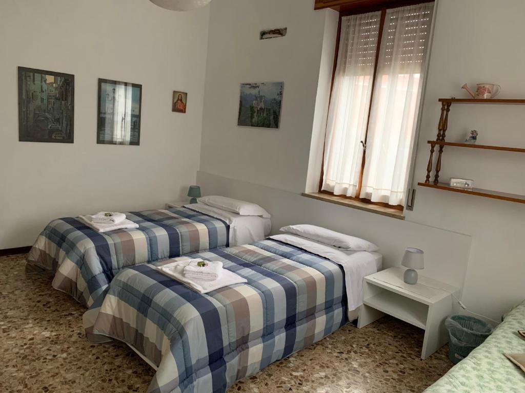 A bed or beds in a room at Spagna B&B