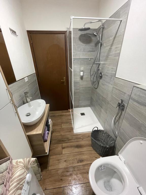 A bathroom at Lake Apartment Ischia Green