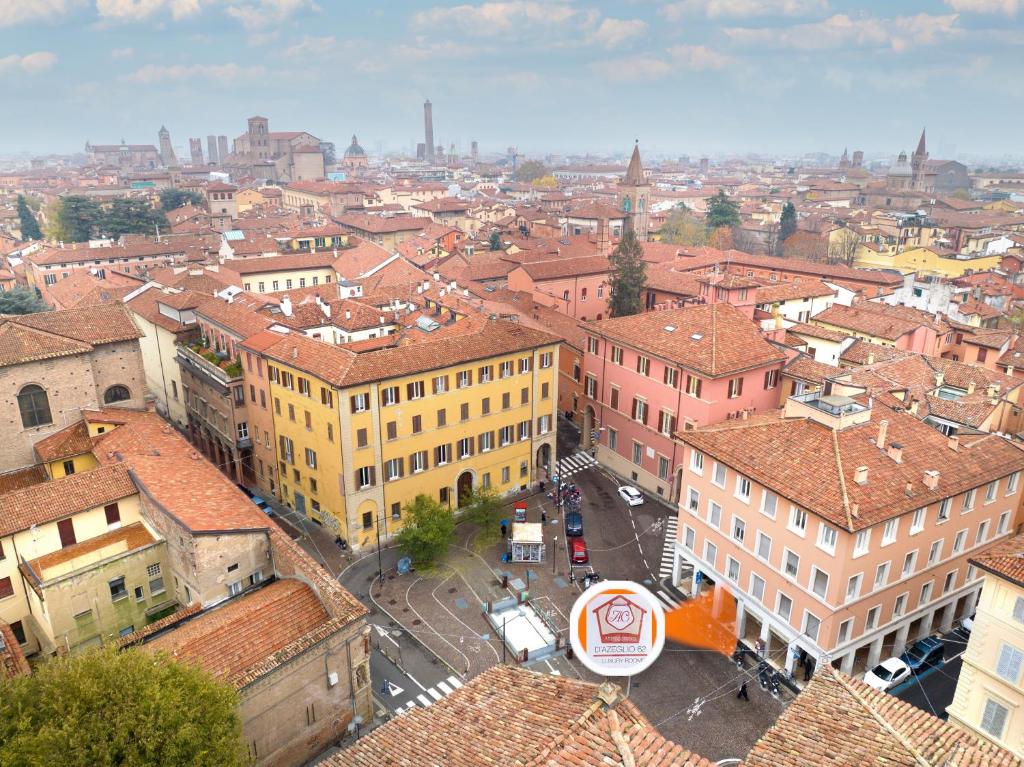 eine Luftansicht einer Stadt mit Gebäuden in der Unterkunft D'AZEGLIO 62 LUXURY ROOMS in Bologna