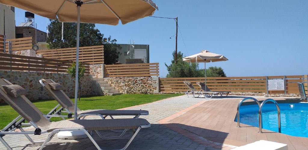 Bazén v ubytování Petrino in Sisi with private pool and garden nebo v jeho okolí