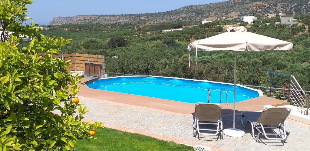 Bazén v ubytování Petrino in Sisi with private pool and garden nebo v jeho okolí
