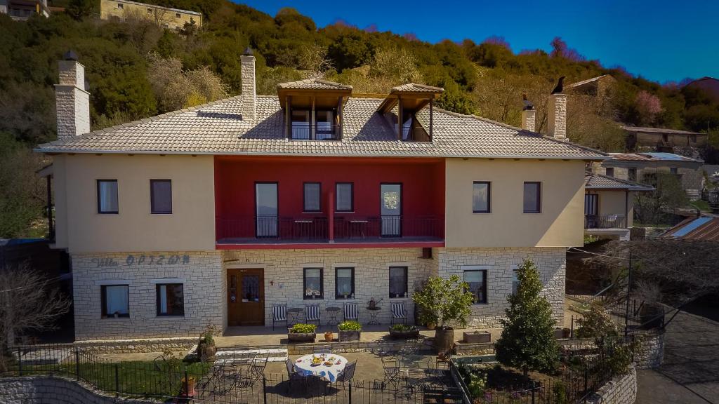 ein Haus auf einem Hügel mit einem Dach in der Unterkunft Horizon Hotel in Ioannina