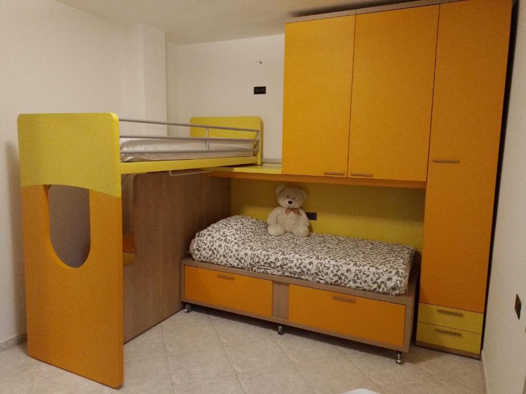 ein Teddybär auf einem Etagenbett in einem Zimmer in der Unterkunft Casa Lory in Colico