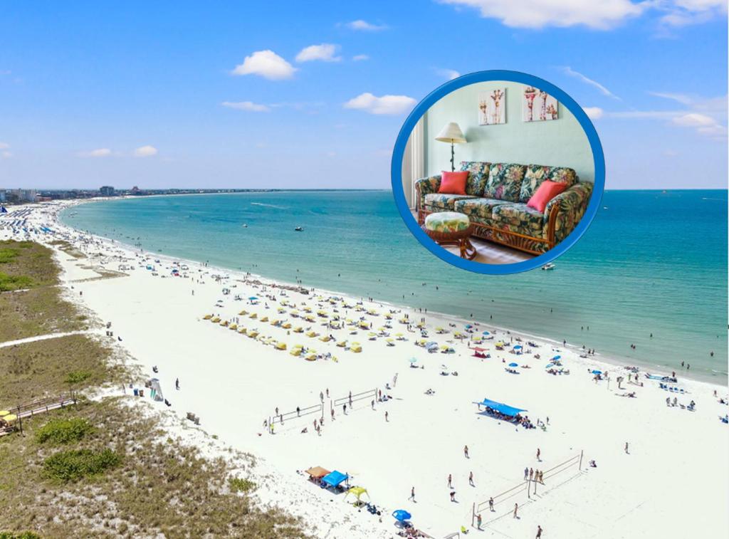 uma foto de uma praia com um sofá em Majestic Beach Condo with Heated POOL in St Pete Beach em St. Pete Beach