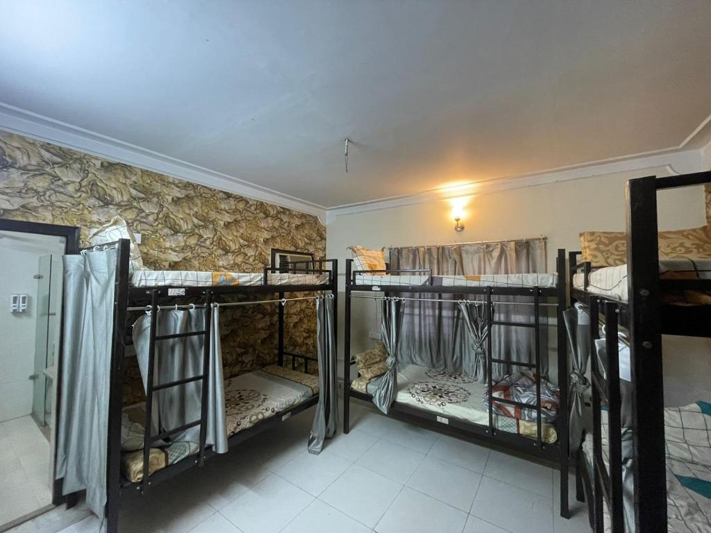 Cozy Shelter By Saira - 6-Bed Mixed Dormitory Room