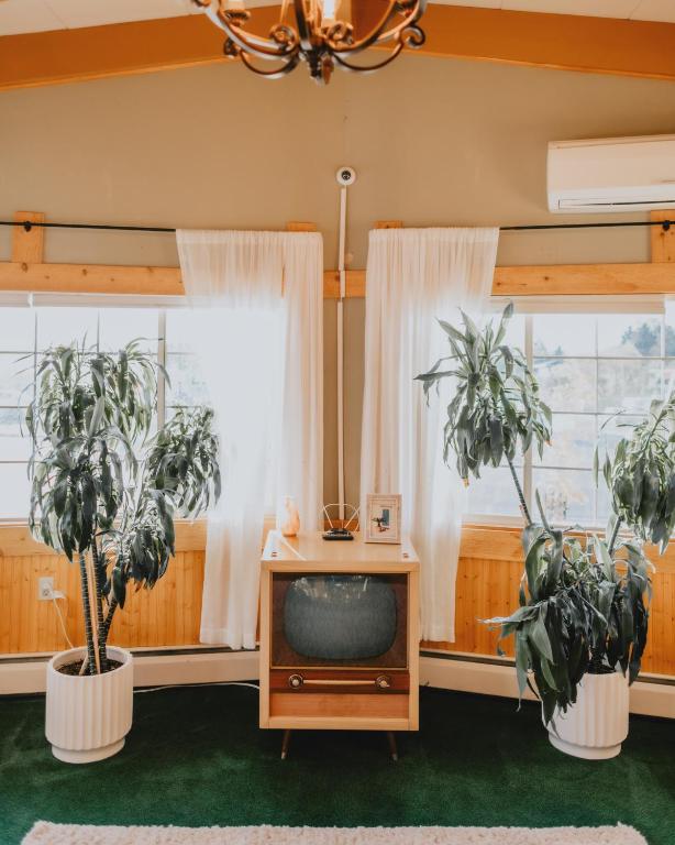 TV a/nebo společenská místnost v ubytování Sapphire Motel Midtown Bozeman