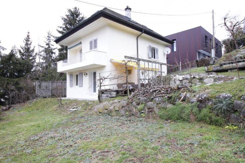 una casa bianca seduta in cima a una collina di Private room for long term rent 1000-1200CHF per month a Bolligen