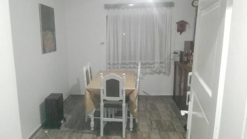 KrupanjにあるVila Krasavaのテーブルと椅子、窓が備わる客室です。