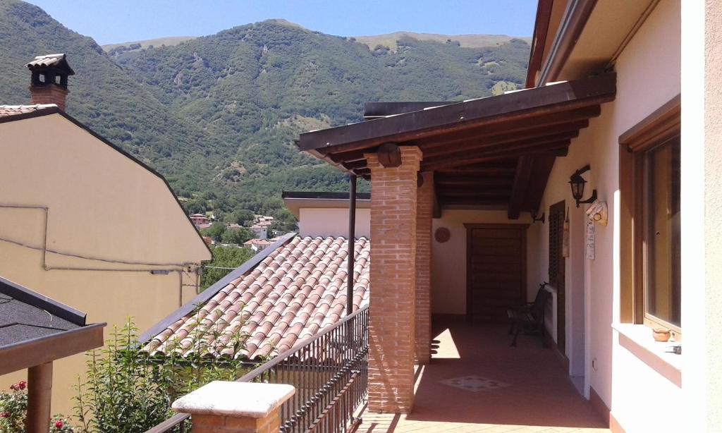 einen Balkon eines Hauses mit Bergen im Hintergrund in der Unterkunft Country-House vista montagna in Foce