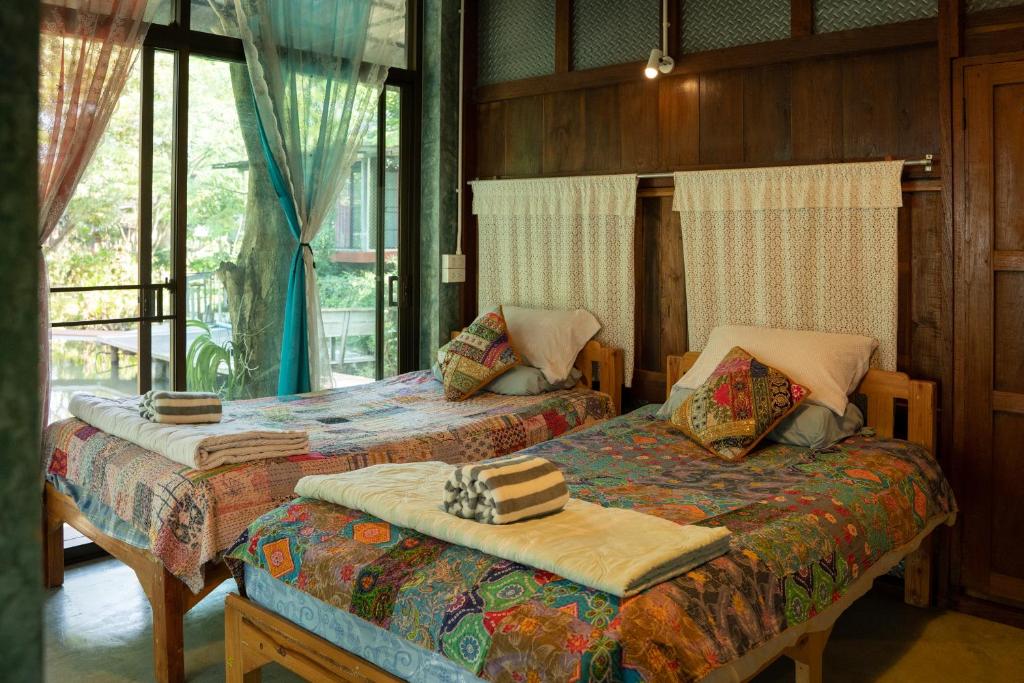 Postel nebo postele na pokoji v ubytování Art House at Chiangdao - Lake House