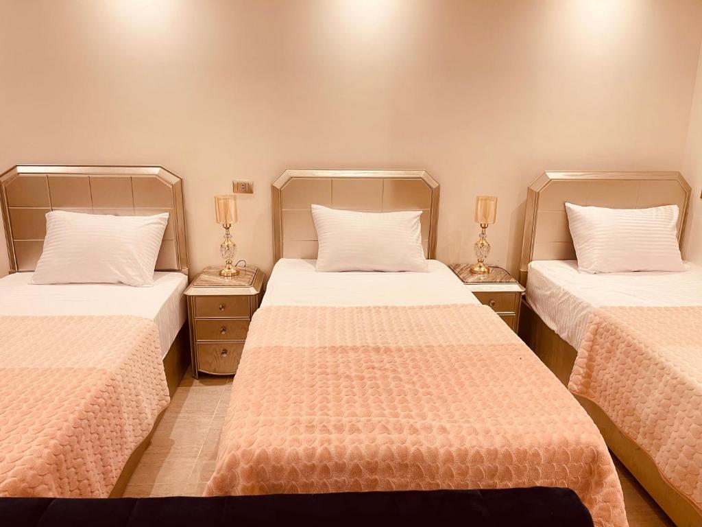 Un pat sau paturi într-o cameră la El mansour hotel apartmen 94