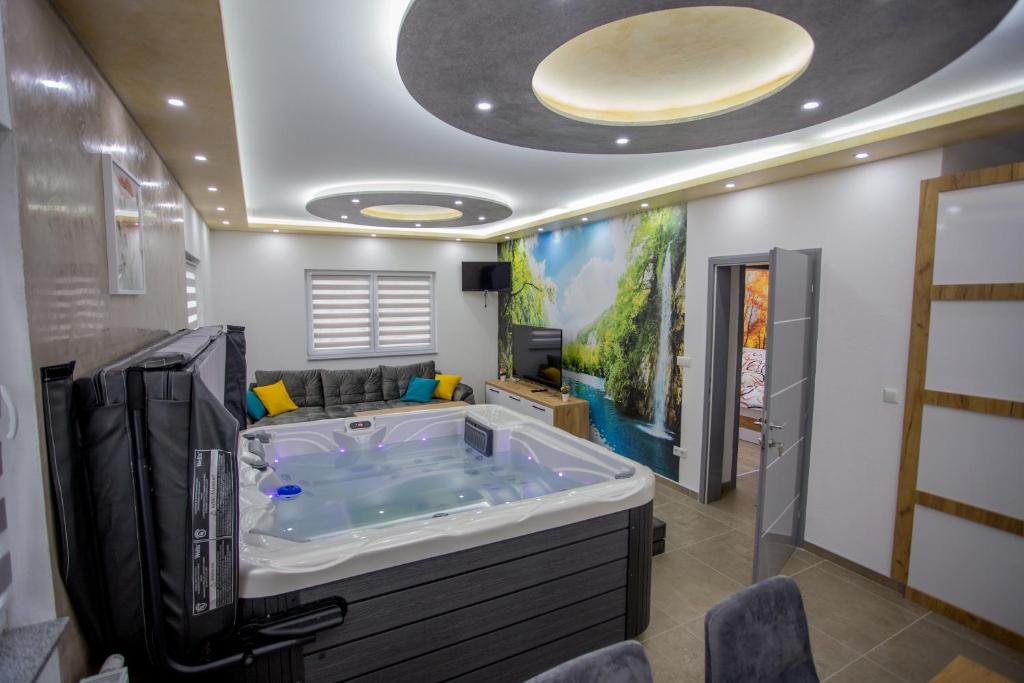 een badkamer met een groot bad in een kamer bij Lux Apartment jacuzzi - Mermer Brkić 