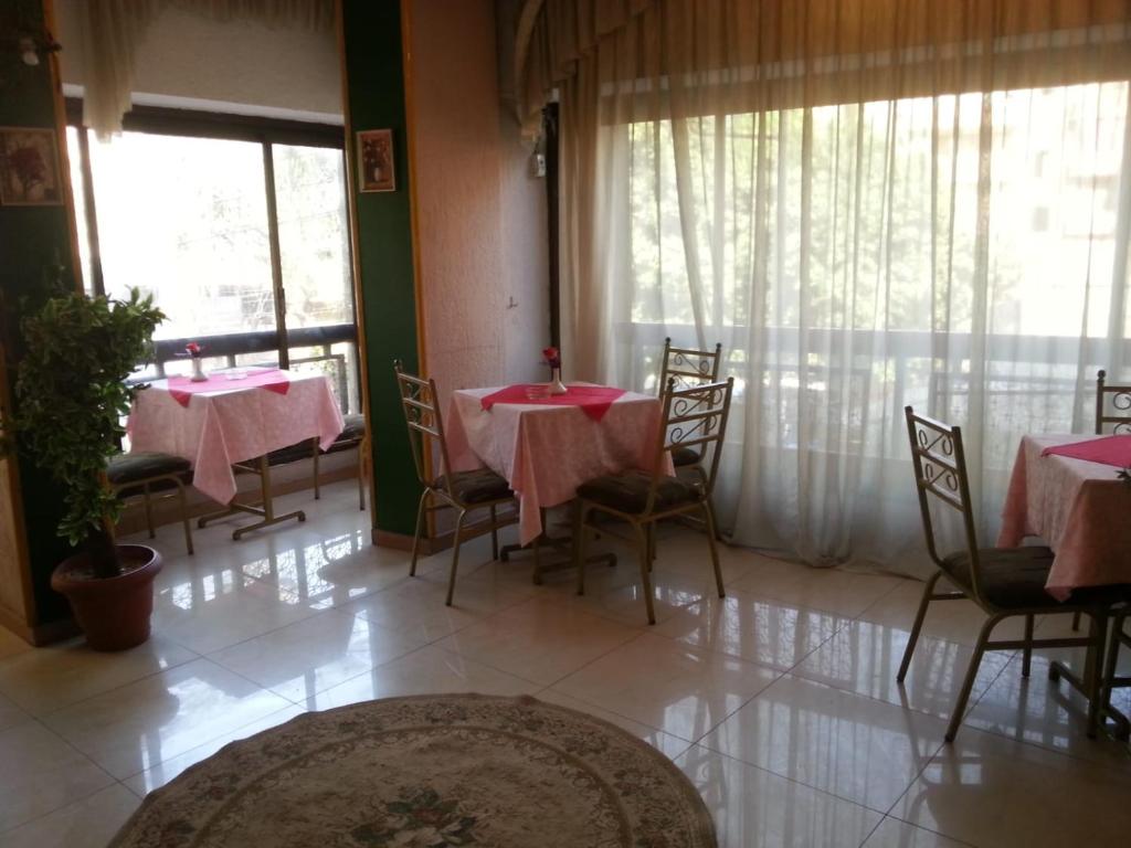 Salvatore Room With Breakfast-Tanta City في طنطا: غرفة طعام بها طاولات وكراسي ونافذة