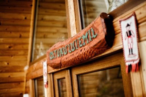 CărbuneştiにあるCatunu’ lui Emilの建物の側面にある看板