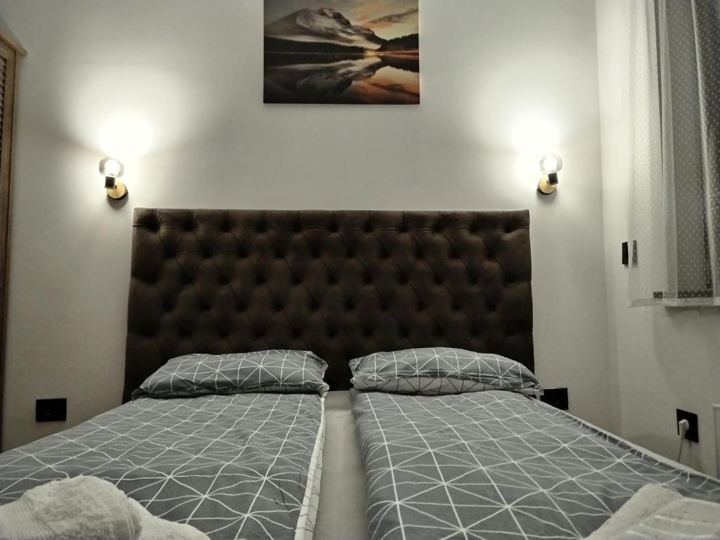 ズラティボールにあるApartman na brduのベッドルーム1室(ベッド1台、ヘッドボード、枕2つ付)