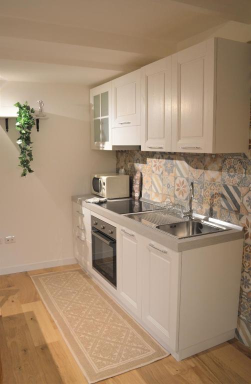 Kuchnia lub aneks kuchenny w obiekcie Domu 600 - Suite mini appartamento Cagliari centro storico