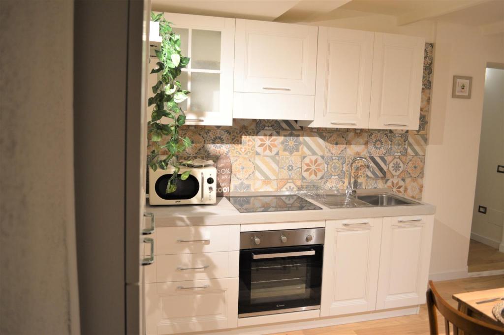 Kuchnia lub aneks kuchenny w obiekcie Domu 600 - Suite mini appartamento Cagliari centro storico