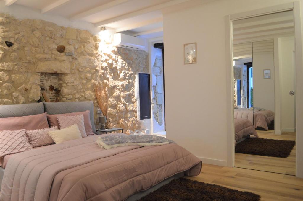Łóżko lub łóżka w pokoju w obiekcie Domu 600 - Suite mini appartamento Cagliari centro storico