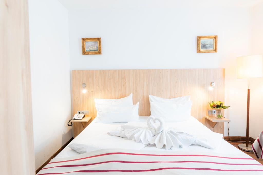 Postel nebo postele na pokoji v ubytování Hotel Astoria Stuttgart City