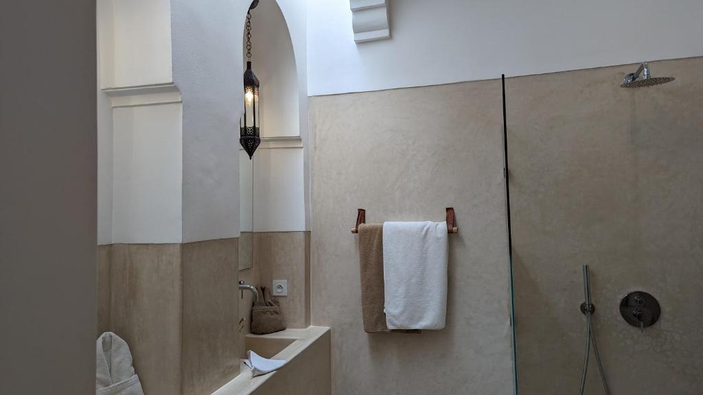 Uma casa de banho em Riad Dar Eternity
