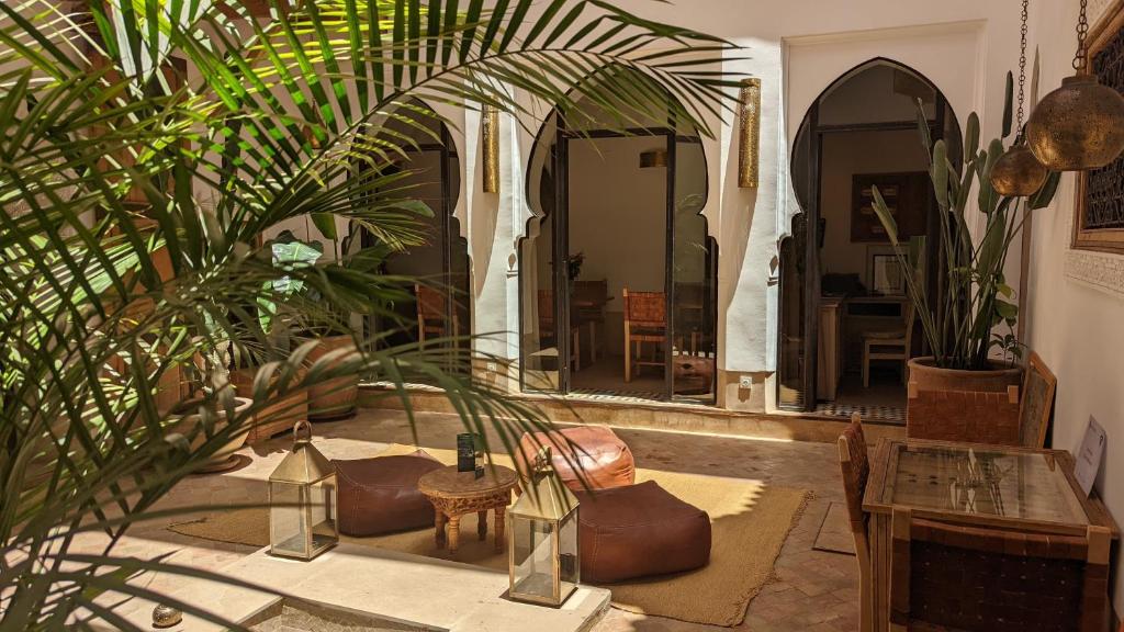 een kamer met stoelen, tafels en een spiegel bij Riad Dar Eternity in Marrakesh