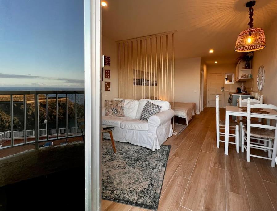 Posedenie v ubytovaní Ocean Dream Apartments - Lovely sea view studio apartment 5min from beach