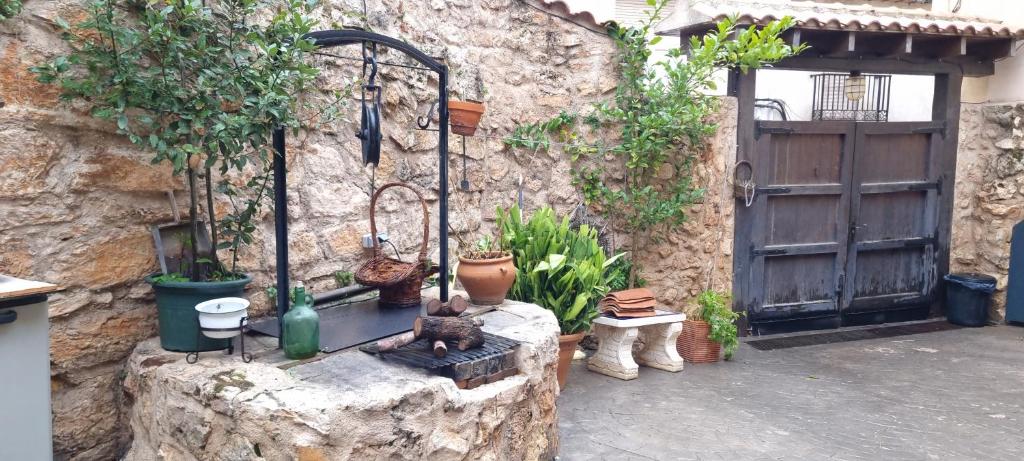 a stone wall with a fountain in front of a door at Casa Rural de Lucía in Horche