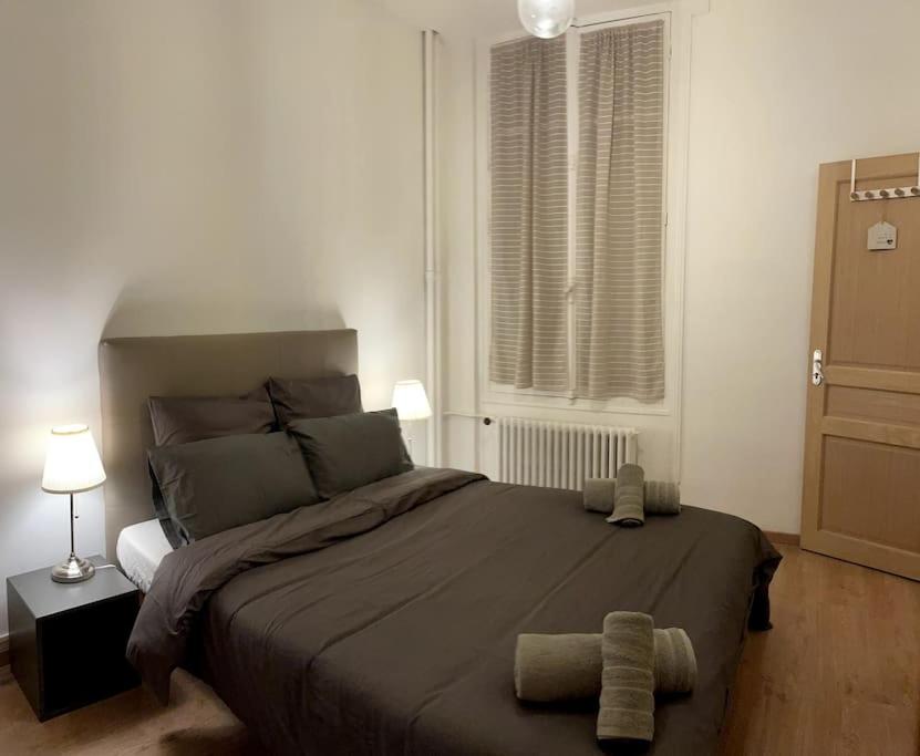 um quarto com uma cama grande com duas toalhas em Superbe Appartement Paris 16 em Paris