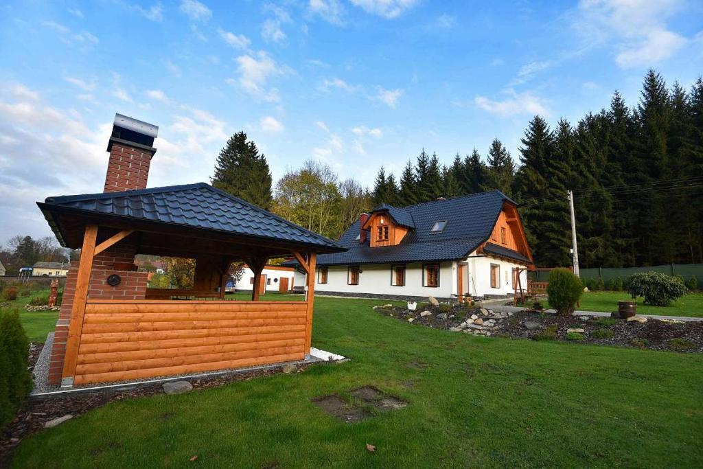 een huis met een tuinhuisje in een tuin bij Pod Hradem v Jeseníkách in Hanušovice
