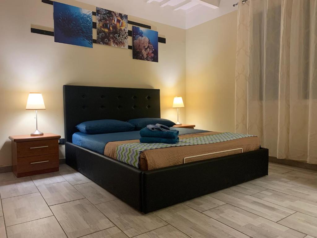 リヴォルノにあるLa Casetta di Ashのベッドルーム1室(青い枕付きのベッド1台付)