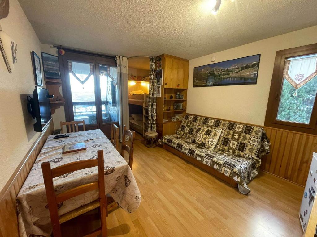 TV a/nebo společenská místnost v ubytování Studio avec loggia Les Angles - Superbe vue sur Lac et Montagnes
