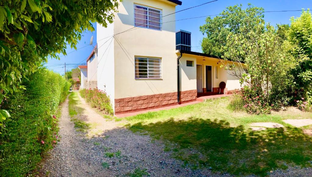una casa con un camino que conduce a ella en Aires de las Sierras en Villa Carlos Paz