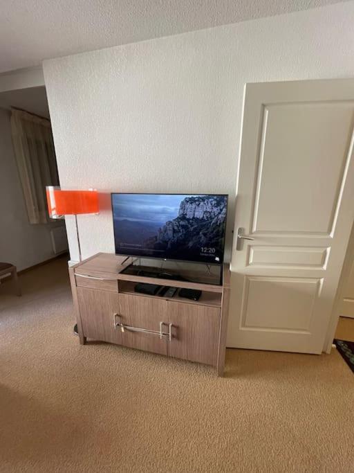 Telewizja i/lub zestaw kina domowego w obiekcie Valberg: 2 Pieces au centre station avec piscine