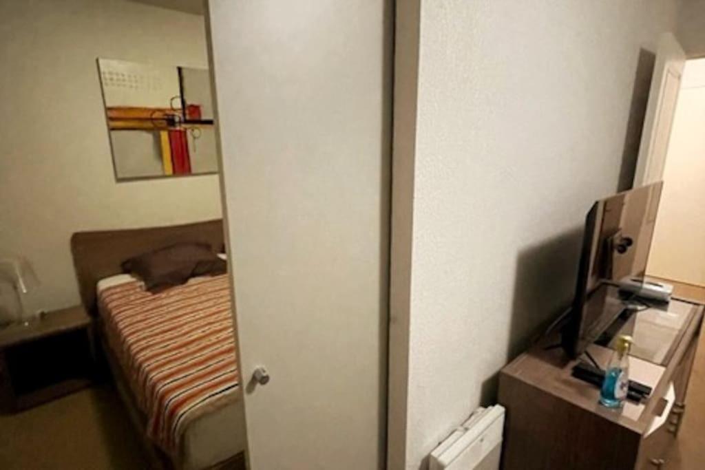 Telewizja i/lub zestaw kina domowego w obiekcie Valberg: 2 Pieces au centre station avec piscine