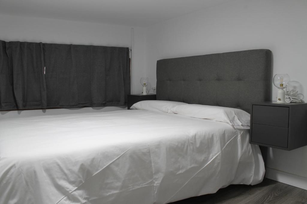 Posteľ alebo postele v izbe v ubytovaní Apartamentos los Nidillos