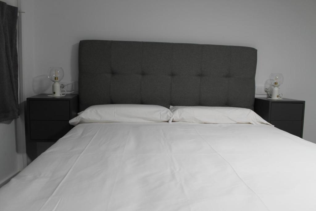 Posteľ alebo postele v izbe v ubytovaní Apartamentos los Nidillos