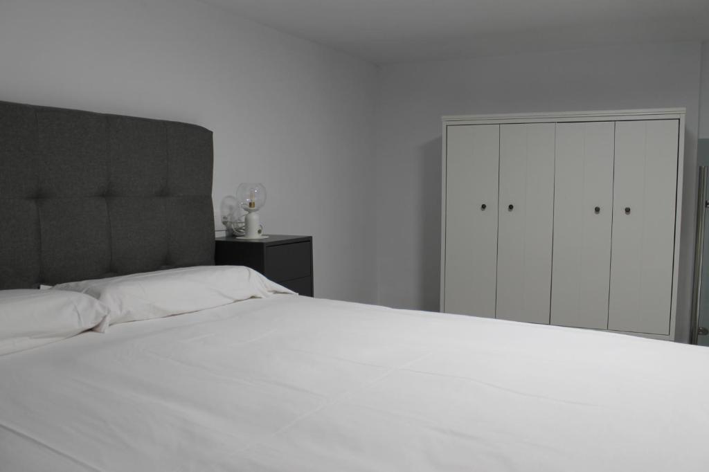 Posteľ alebo postele v izbe v ubytovaní Apartamentos los Nidillos