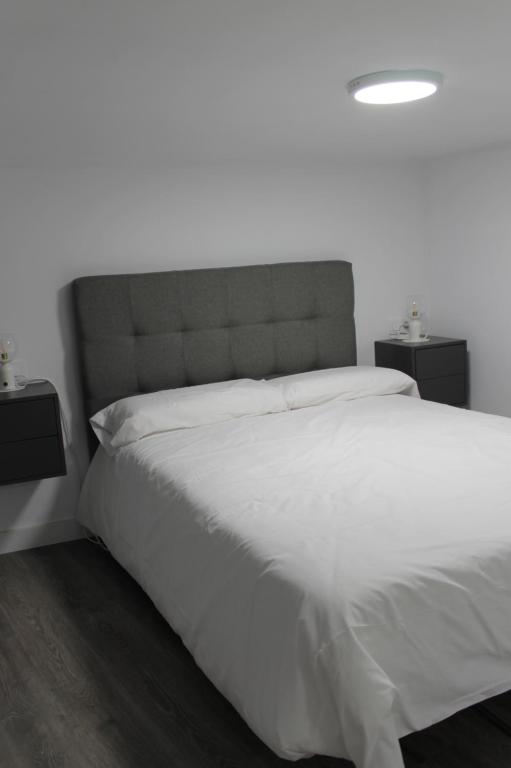 Posteľ alebo postele v izbe v ubytovaní Apartamentos los Nidillos