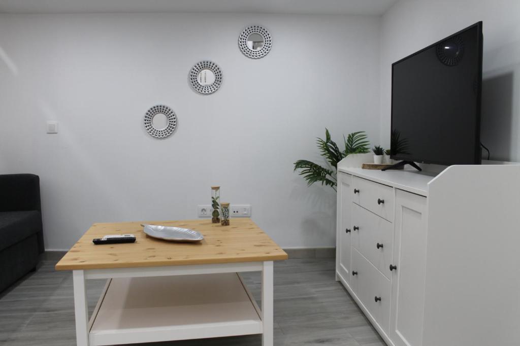 Televízia a/alebo spoločenská miestnosť v ubytovaní Apartamentos los Nidillos