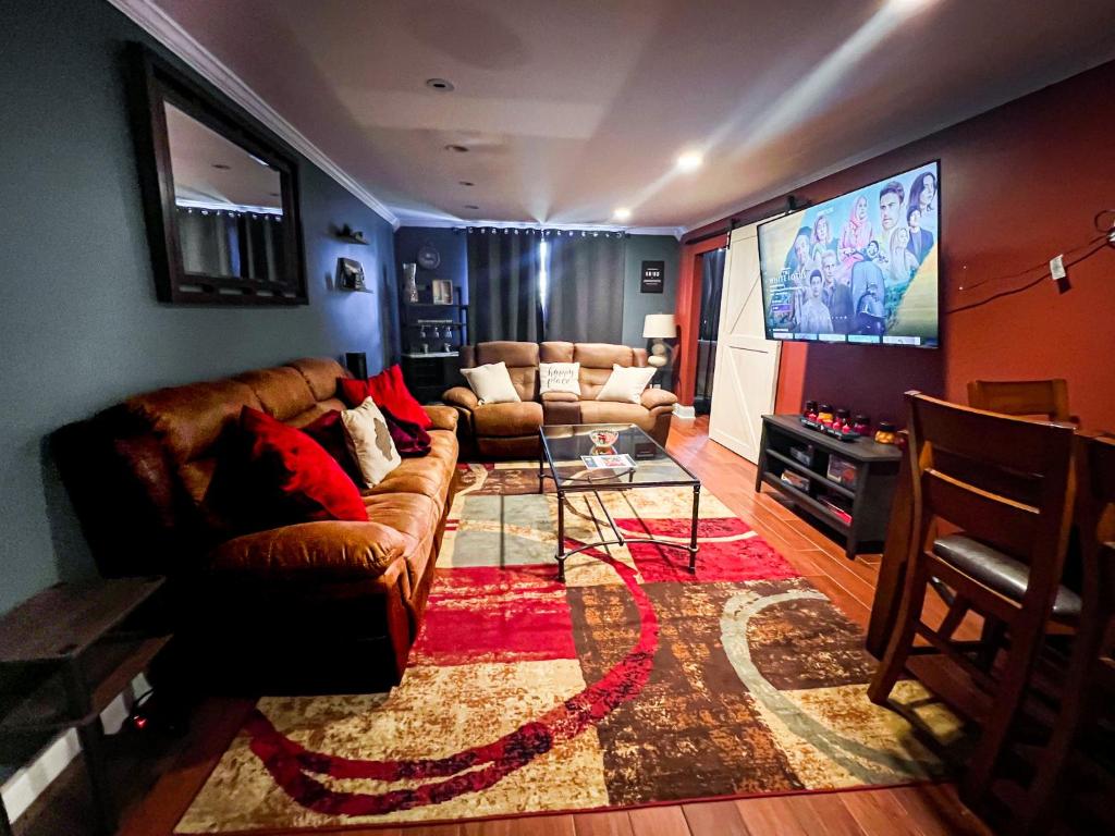 sala de estar con sofá y TV de pantalla plana en Perfect DTWN 2 Bed Condo with Cali King Bed and Gym, en Atlanta