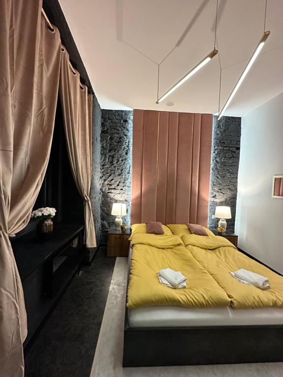 Posteľ alebo postele v izbe v ubytovaní DarkHouse Versace Pink