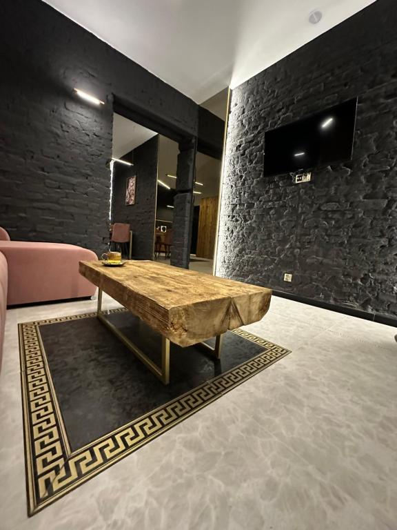 Televízia a/alebo spoločenská miestnosť v ubytovaní DarkHouse Versace Pink