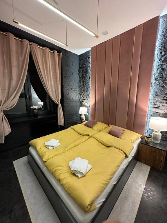 Posteľ alebo postele v izbe v ubytovaní DarkHouse Versace Pink