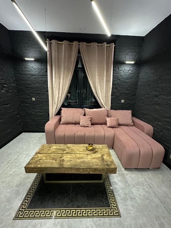 Posedenie v ubytovaní DarkHouse Versace Pink