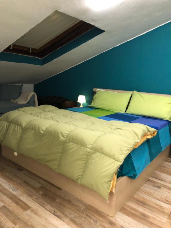 un letto in una camera da letto con parete blu di Appartamento Alcoba a Pontedera