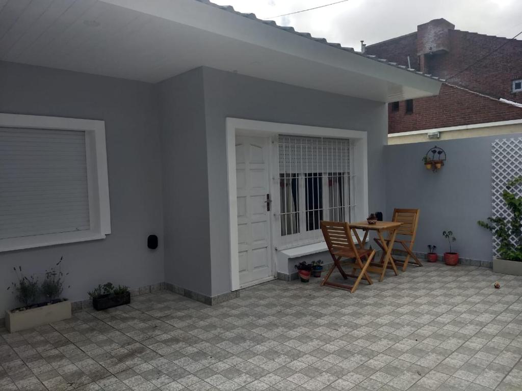 un patio con mesa y sillas en una casa en Casa zona Punta Mogotes en Mar del Plata