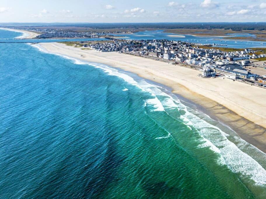 eine Luftansicht auf einen Strand und das Meer in der Unterkunft Luxury Suite in the Heart of Hamptons South Beach! in Hampton