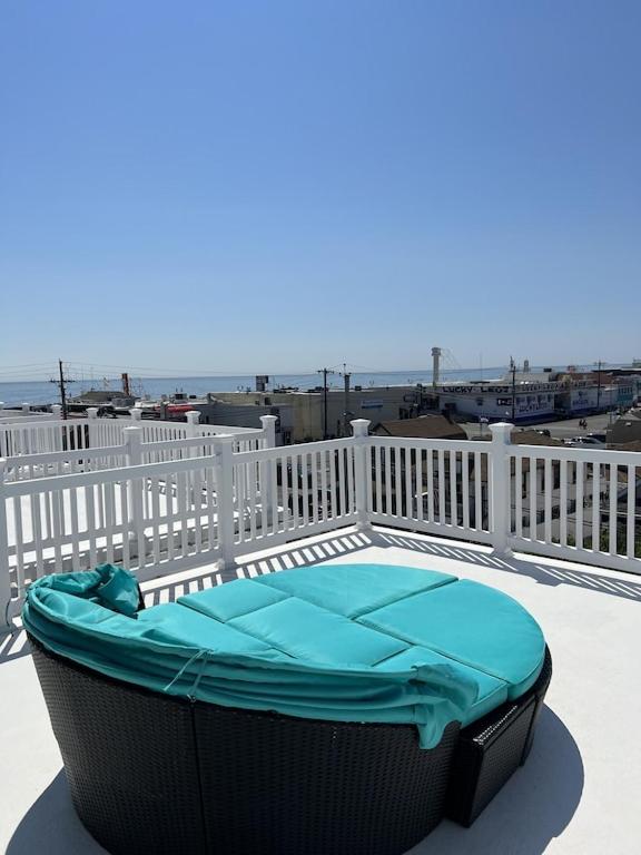 Svalir eða verönd á Beach House Steps away from the Boardwalk and Beach with Ocean Views in Seaside Heights!